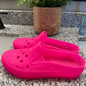 Vans slides in “Hot Pink”